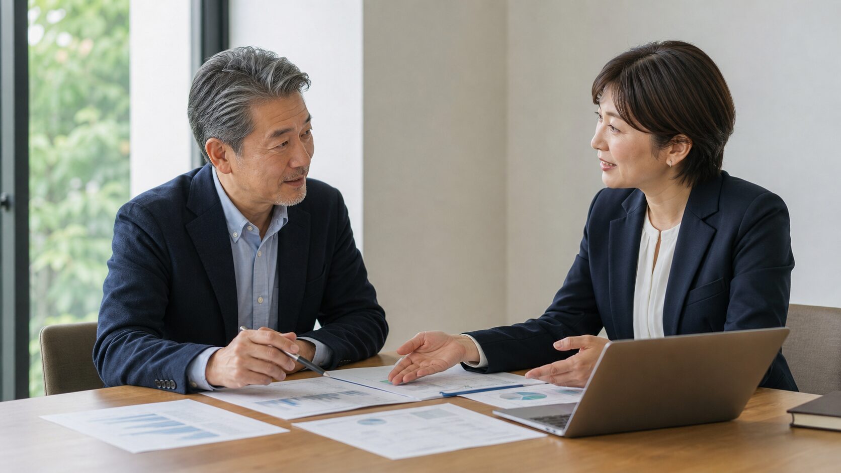 50代の転職条件と将来設計をキャリア担当者へ相談するビジネスパーソン
