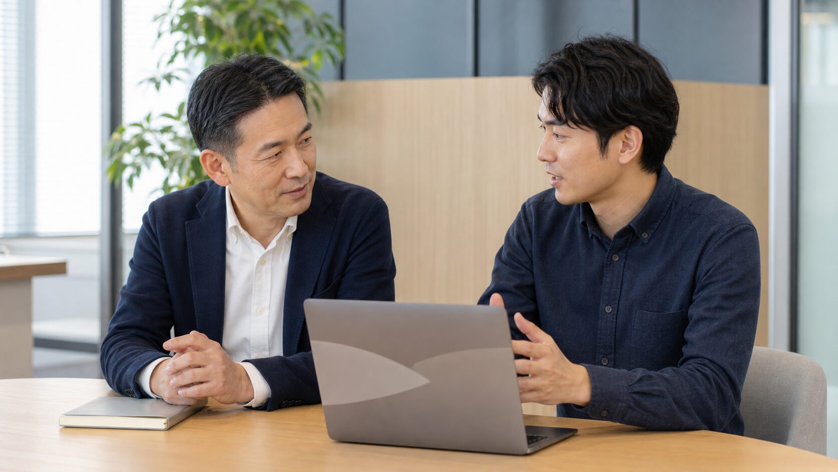 任せた仕事の進捗を対話で確認する上司と部下