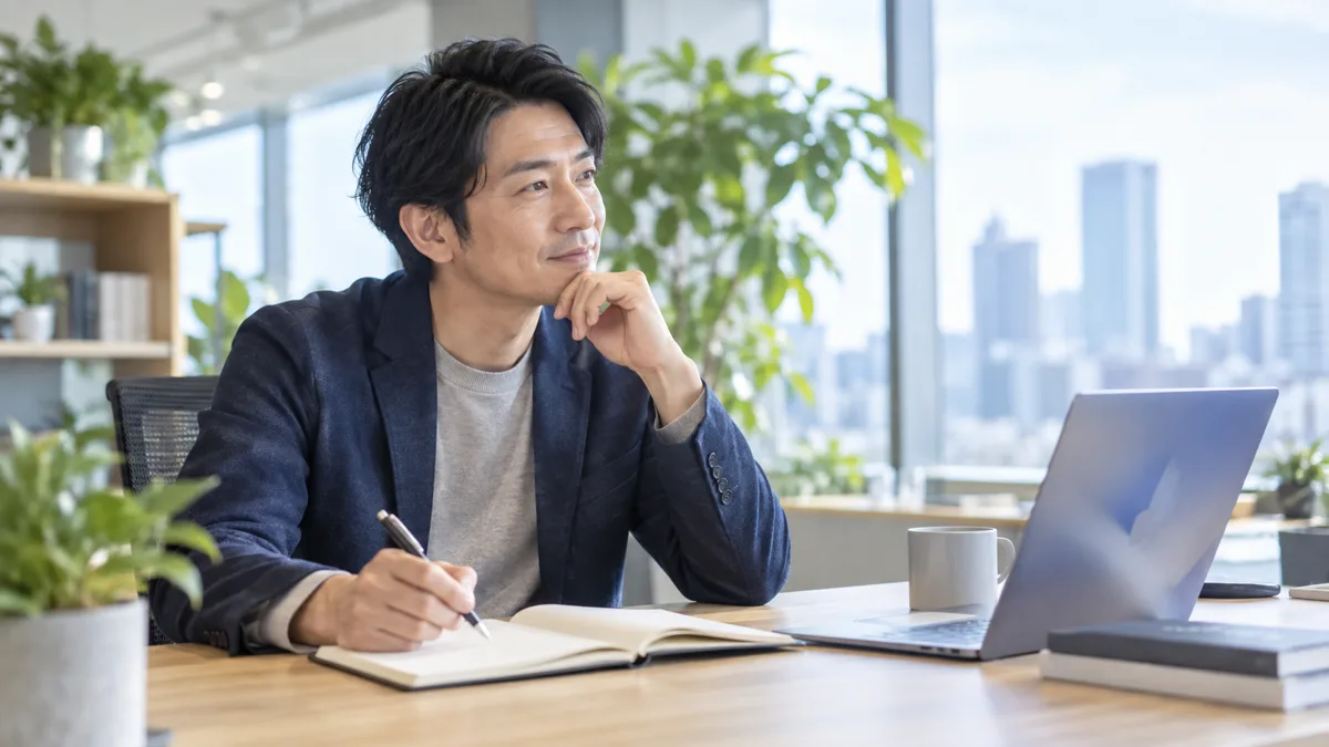 仕事の経験と学習計画を整理する社内SEのイメージ（AI生成）
