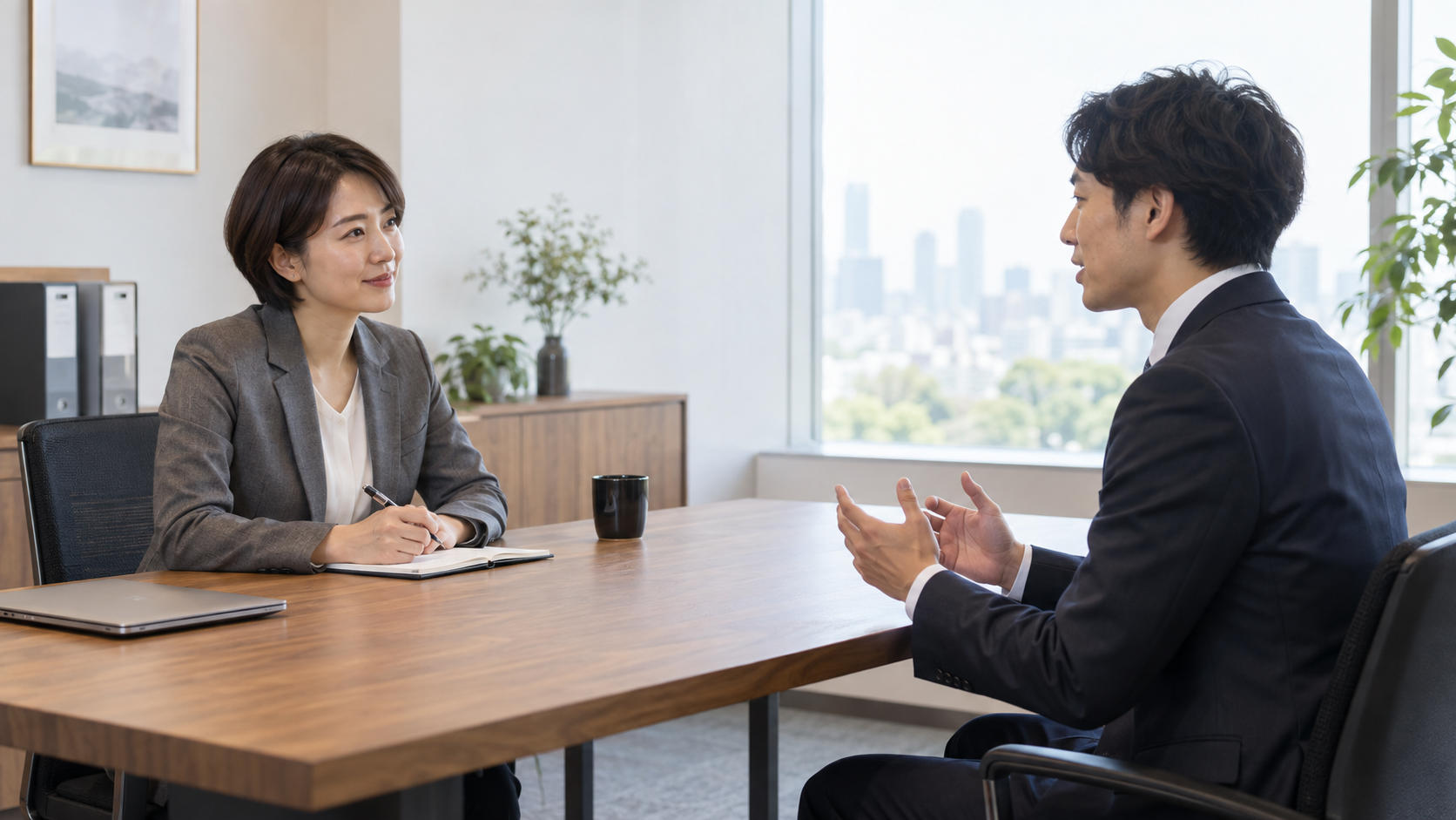 中途採用の面接で応募者の話を聞く面接官のイメージ（AI生成）