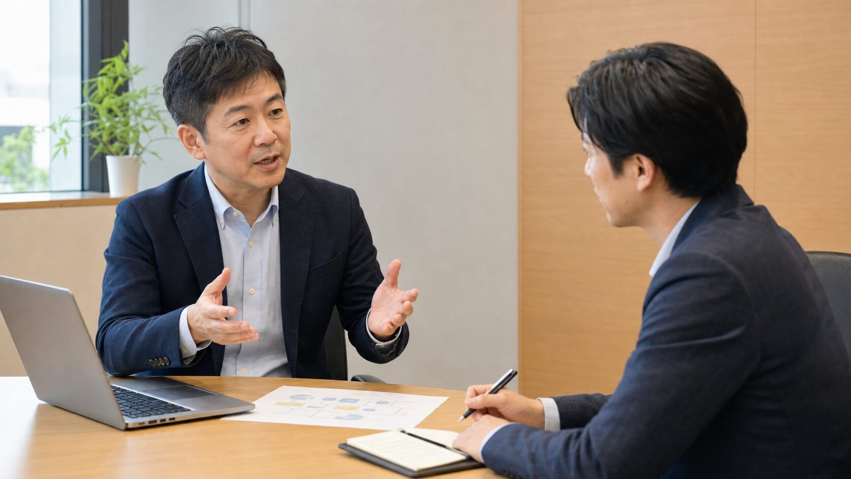 IT分野の経験とスキルをキャリア担当者へ説明するビジネスパーソン