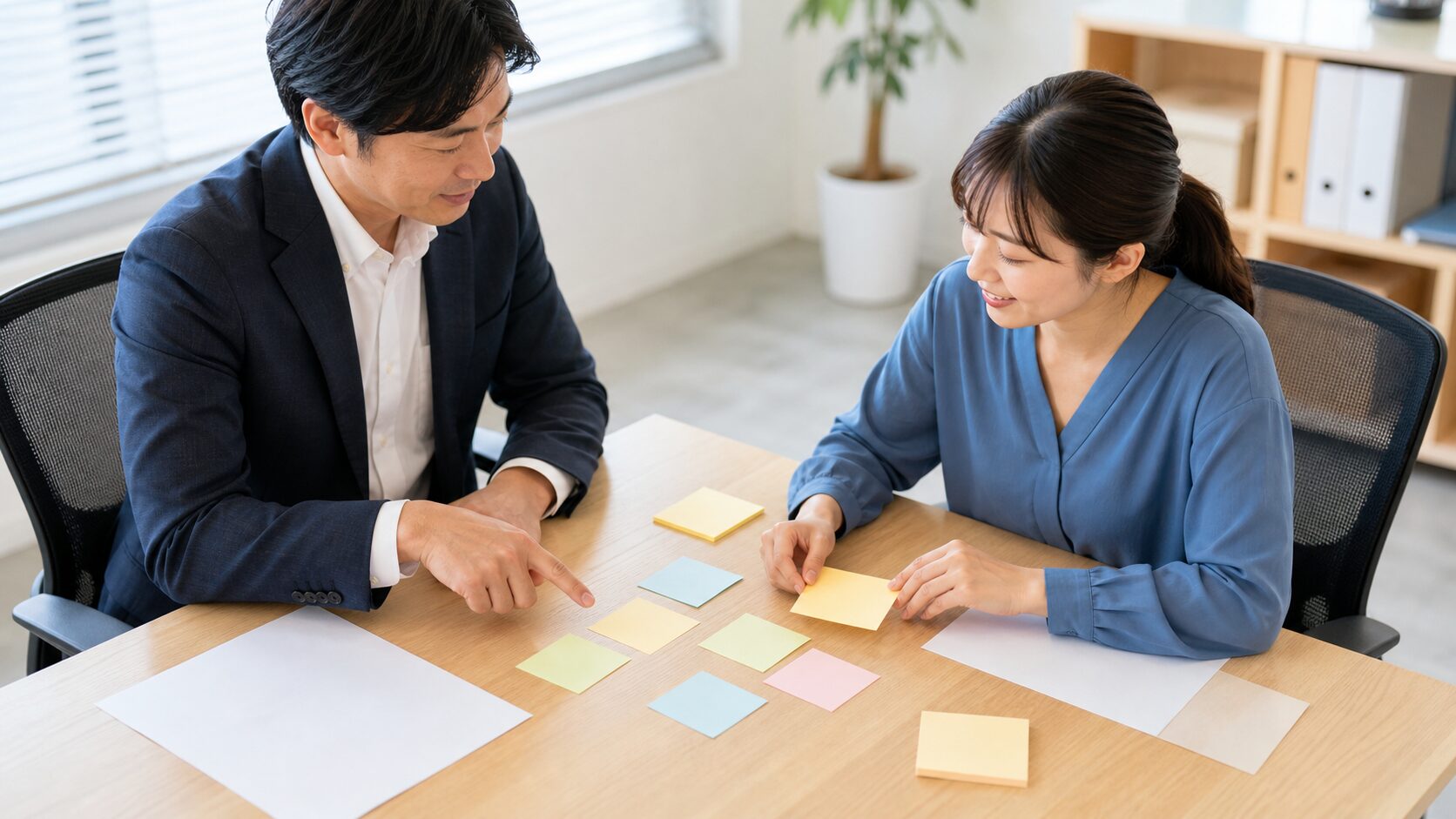 小さな行動目標を一緒に整理する管理職と部下