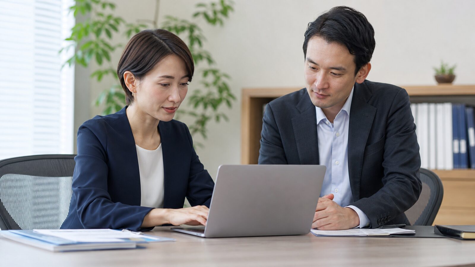 後任者が仕事を実行し前任者が確認する引き継ぎの場面