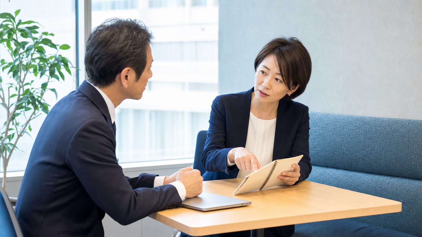 仕事の悩みと次の行動を相談する上司と部下